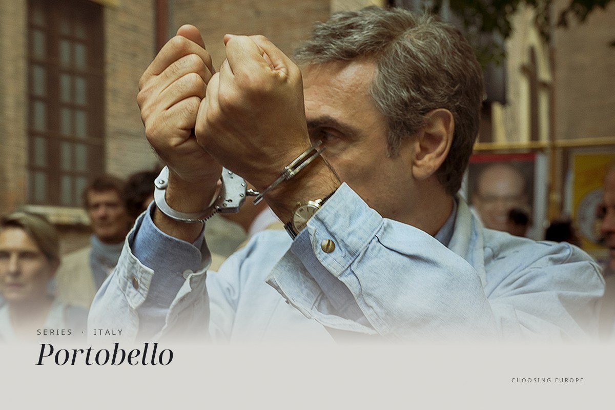 Fabrizio Gifuni as Enzo Tortora, in handcuffs, in the series Portobello